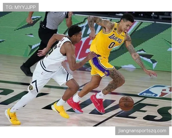 库兹马无球跑动制造空位，拉开湖人外线空间